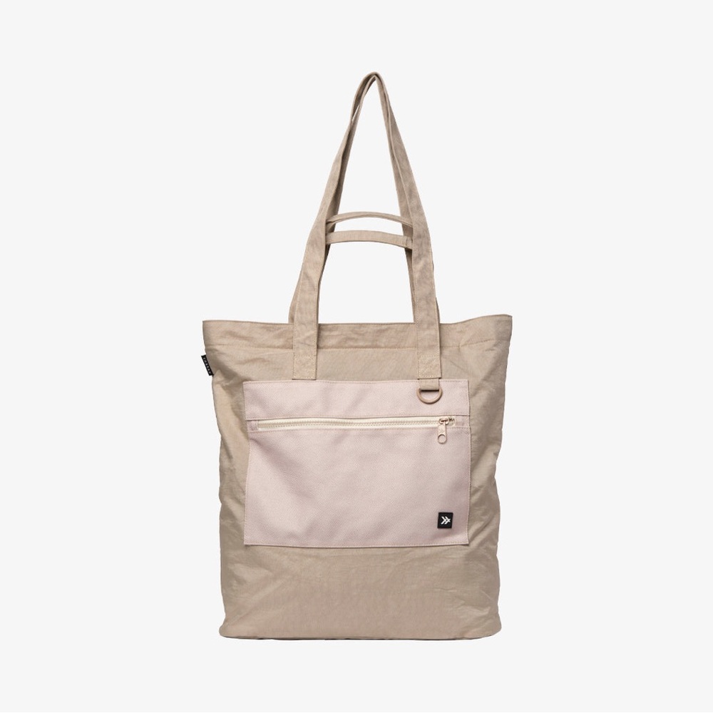 New with Tags Thread Wallet Beige Utility Tote carry on